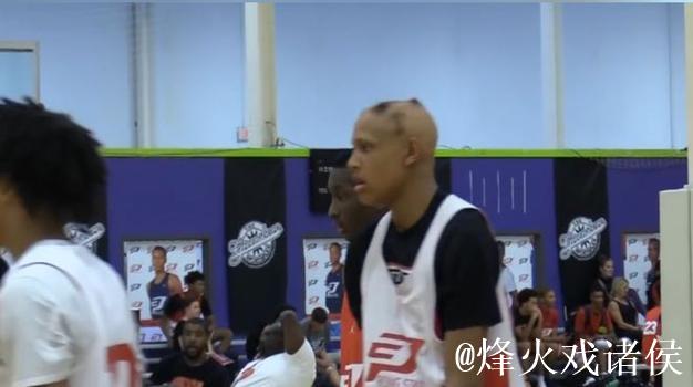 从脱发困扰到撑伞助人:乔丹沃尔什化身无眉侠士 从脱发困扰到撑伞助人:乔丹沃尔什化身无眉侠士